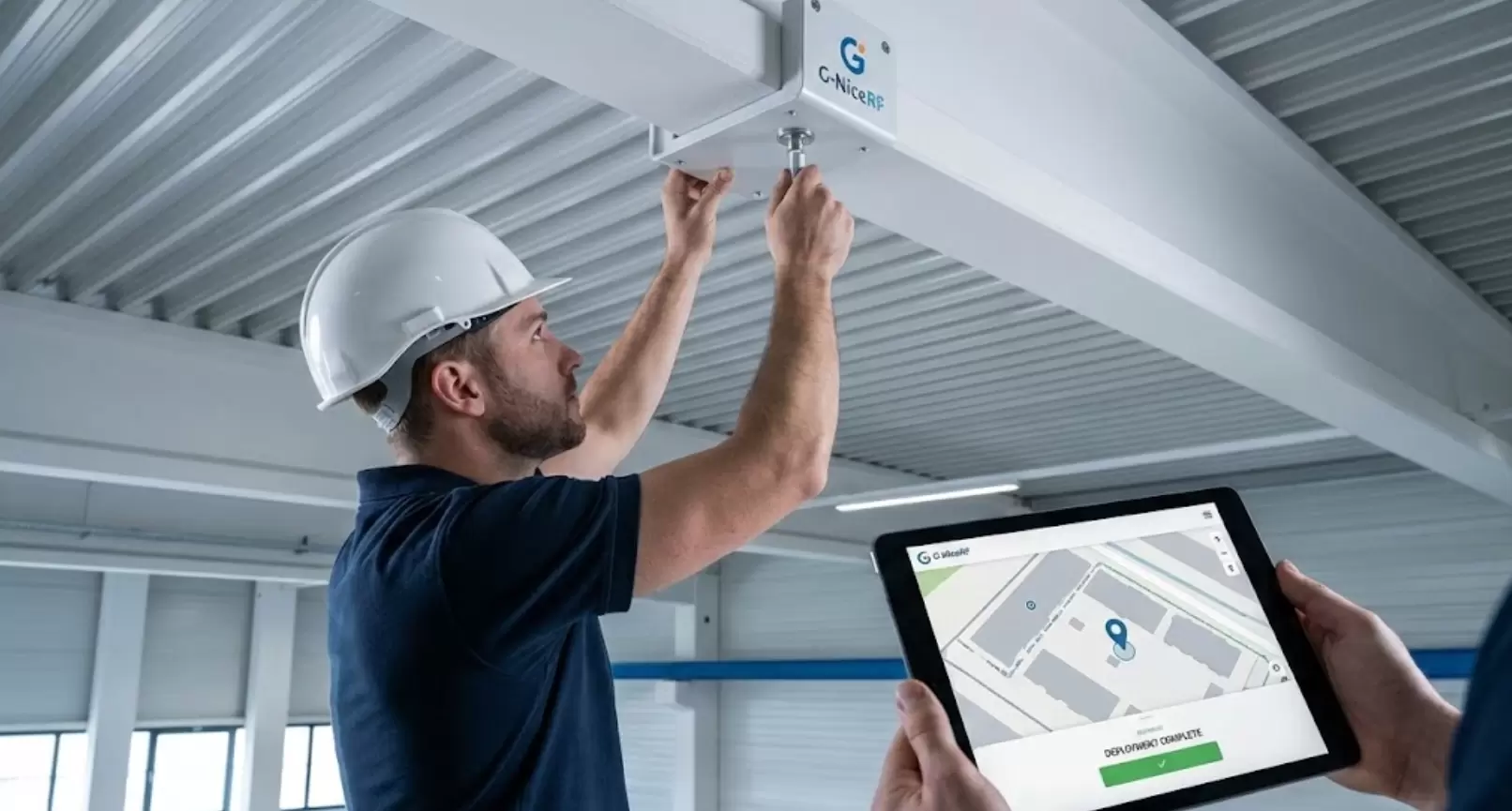 Técnico instalando uma âncora UWB G-NiceRF com suporte para tablet.