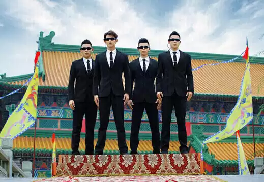 Foto de um caçador usando óculos durante a aceleração