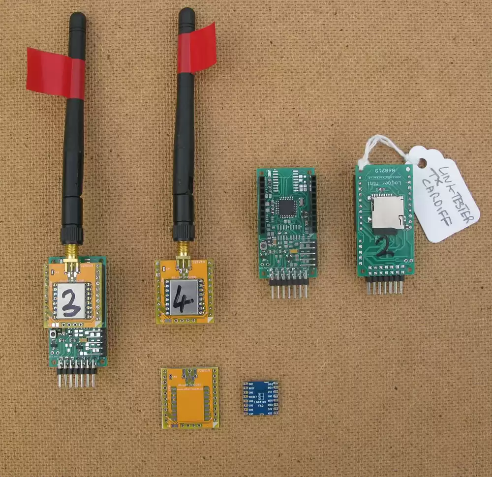 Conectei o módulo LoRa LoRa1280 na antena de 2,4 GHz e fiz alguns Mikrobus e breadboards