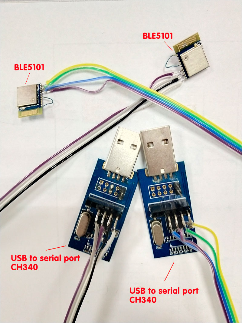 2 unidades de módulos BLE5101 com fios conectados ao pino da porta serial e ao pino de alimentação e, em seguida, conectados à porta USB do computador