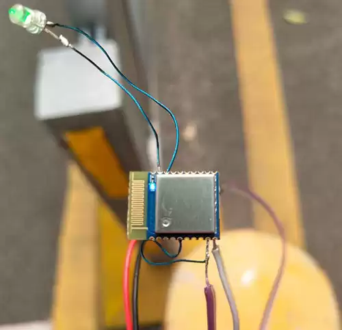 A luz azul do módulo BLE BLE5101 está acesa