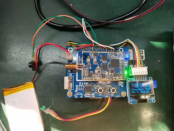 Durante o teste de comunicação, a luz verde na placa receptora piscará