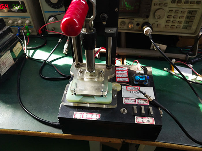 Rack de teste de função do produto - coloque o módulo gateway LoRaWan LoRaWan1302 no suporte do rack de teste na direção correta