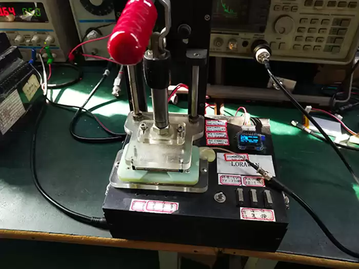 Rack de teste de função do produto - coloque o módulo gateway LoRaWan LoRaWan1302 no suporte do rack de teste na direção correta