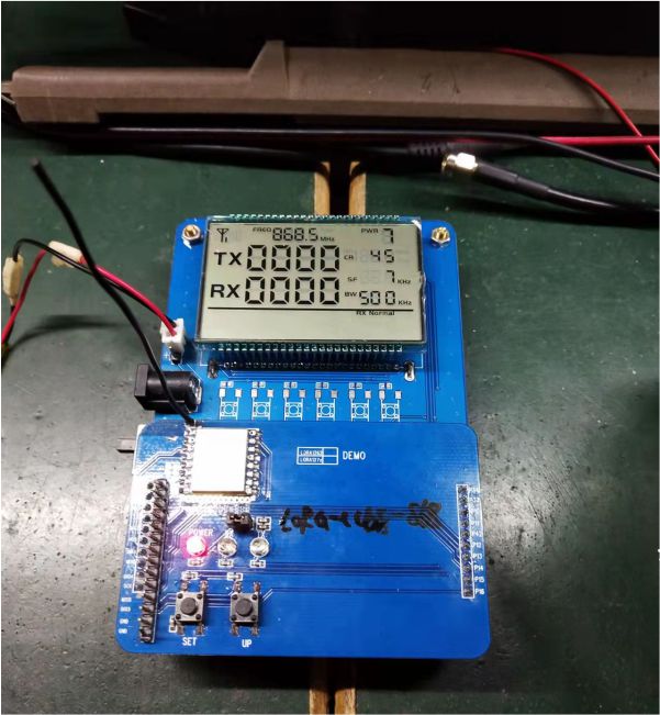 instale uma antena de fio na placa de demonstração da função de demonstração incorporada no módulo sem fio LoRa-CC68, e a antena de fio esteja a mais de 1 cm de distância do PCB