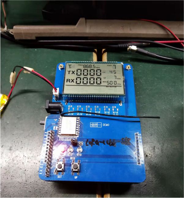 instale uma antena de fio na placa de demonstração da função de demonstração incorporada no módulo sem fio LoRa-CC68, e a antena de fio esteja próxima ao PCB